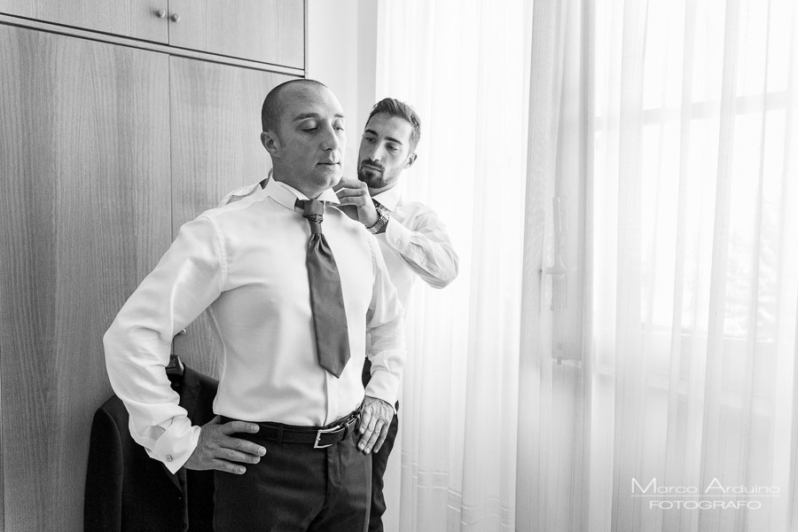 la vestizione dello sposo fotografo matrimonio novara